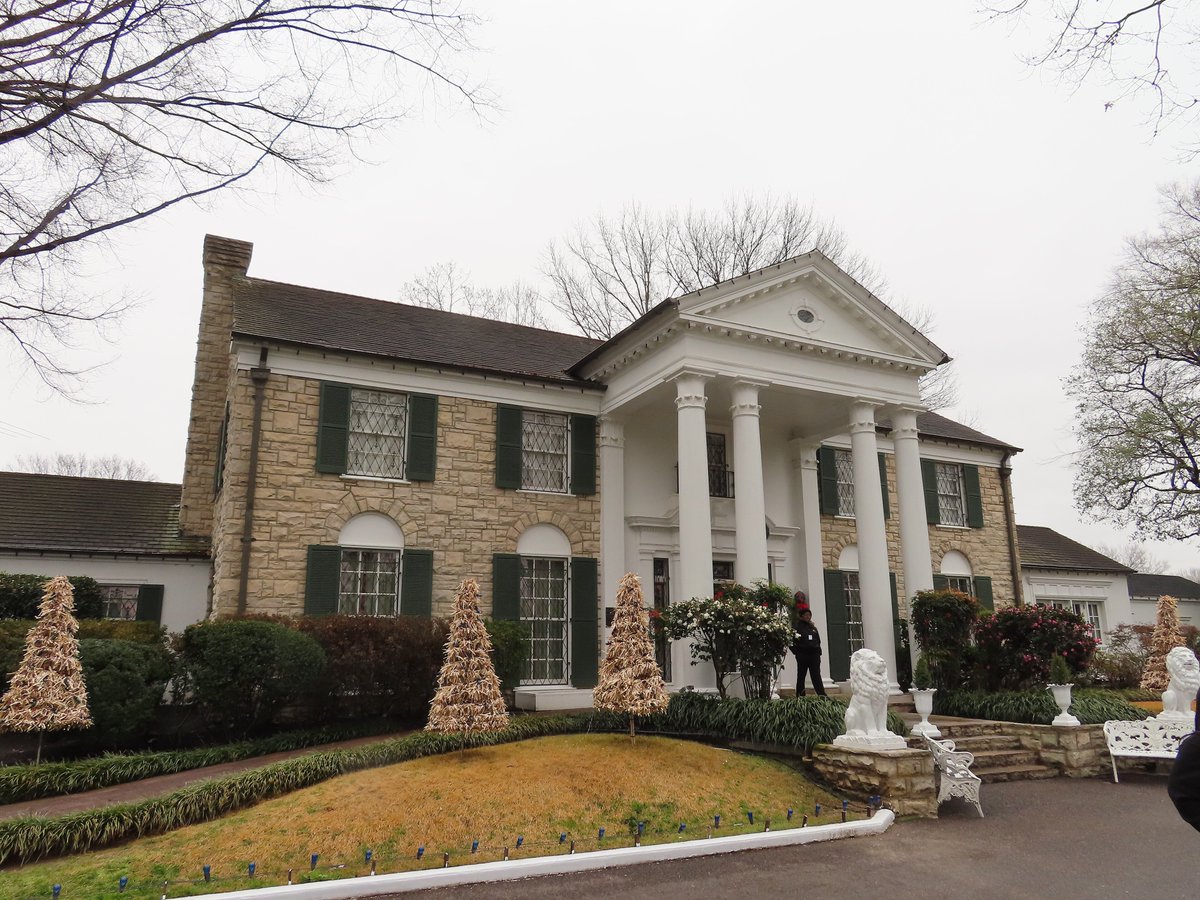 quintendf's tweet photo. I love finding little reminders of just how outrageously wealthy we have become within living memory...here's a new one: this is Graceland, the ostentatious mansion owned by the most famous person in America in the 1950s https://t.co/j6U6Z6rtU2