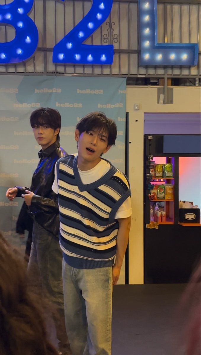 bangfullsun's tweet photo. thread of random ass photos of modyssey at the hello82 polaroid event (bad quality lmfao)
140826 ⭐️

#modyssey #imissthem https://t.co/9hkh46d6SE