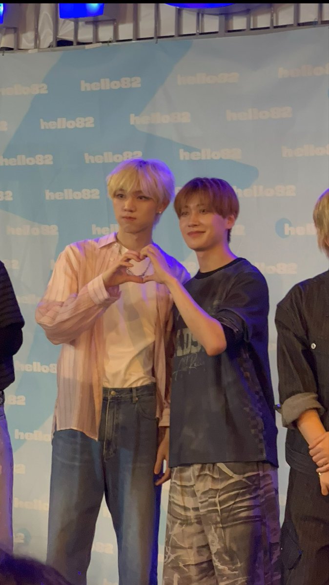 bangfullsun's tweet photo. thread of random ass photos of modyssey at the hello82 polaroid event (bad quality lmfao)
140826 ⭐️

#modyssey #imissthem https://t.co/9hkh46d6SE