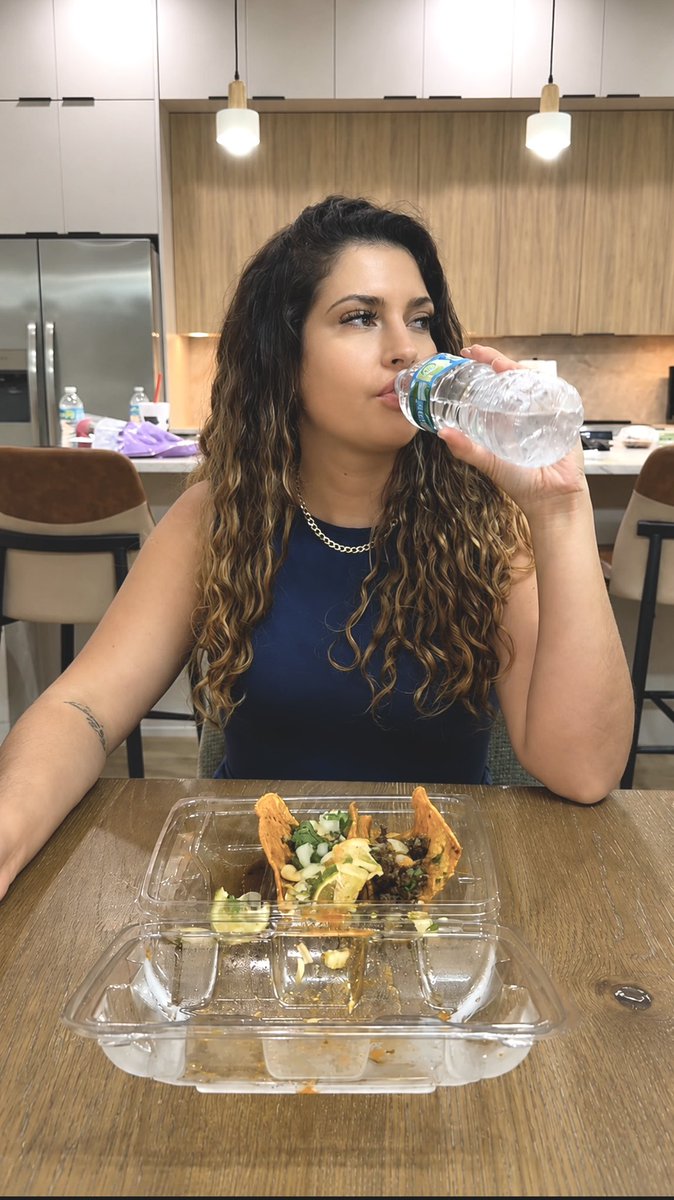 evolutionbabyyy's tweet photo. Out to dinner and I want you on your knees begging to fund the bill https://t.co/IdN7iAbVyQ