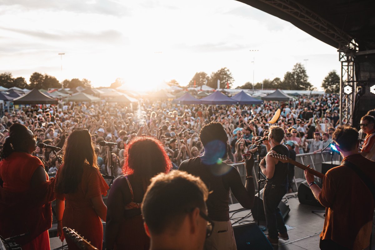 kuilly0zn's tweet photo. ⛽ 妻「ガソリン大丈夫？」
夫「まだあるよ。」
妻「入れとけば？」
夫「帰りでいい。」
帰り道。
夫「ガソリンスタンドないね。」
妻「…………。」
車内で一番重いのは。
ガソリンではなく、この沈黙です😂 https://t.co/ifpwKAMdpv