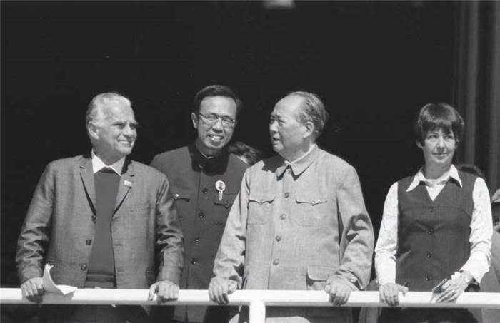 Sadik0707's tweet photo. Evet, Çin kitabı nihayet her şeyiyle tamamlandı.

Yazının düz aktığı bir kitap olmayacak.
İlk sayfada "Kim Kimdir?" listesi olacak.

Yerine göre harita, görsel, grafik ve bilgi kutucuğu ve kenar notların yer aldığı bir tasarımla çıkacak.

Toplam 21 Bölümden ve 750 dipnottan oluşuyor.
Muhtemelen 650 sayfa tutacak.

Hanedanlar listesi, devlet ve parti kurumları gibi ekler bölümü de var.

4000 yıllık devlet geleneği, savaş sanatı, siyaset, kültür, felsefe, sosyalizm ve bilim alanındaki başarıları ve öncü rolleri...

Kitabın son paragrafı:

Sözlerimi Çin’in büyük dostu, Amerikalı gazeteci Edgar Snow’un değerlendirmesiyle bitiriyorum:
“Çin’in 3000 yıllık yazılı tarihinde, Mao’nun başarılarının bileşimi belki de emsalsizdir. Başkaları, köylülerin sırtından iktidara geldikten sonra, onları yine eski bataklıkları içinde bırakmışlardı. Mao ise onları ebediyen ayakta tutmayı amaçlıyordu. Ütopyacı, savaşçı, siyasetçi, ideolog, şair, devrimci yıkıcı, yaratıcı olarak Mao, insanlığın dörtte birini uyandıran, sefalet içinde bulunan köylü kitlesini, uzun süredir bölünmüş bir imparatorluğu birleştiren çağdaş bir ordu haline getiren bir harekete önderlik etmiş; Çinlilerin ihtiyaç ve özlemleri tarafından meydana getirilen bir düşünce sistemi yaratmış, kitlelere okuma yazma ve milyonlara bilimsel ve teknik eğitim sağlamış; Çinlilerin ellerine, dünyayı sarsacak nükleer bir güç verebilecek modern bir ekonominin temellerini atmış; Çin’in kendi kendine saygısını olduğu kadar, dünyanın da Çin’e karşı saygı ve korkusunu artırmış ve nihayet başkaldırmaya cesaret eden yoksul ve ezilmiş halklara, kendi gücüne dayanma konusunda örnek olmuştu. Dolayısı ile kendi başarı reçetesini revizyondan geçirmek isteyenlere taviz vermekten kaçınmasına şaşmamak gerekir…”

Ekim'de kitapçılarda olacak...