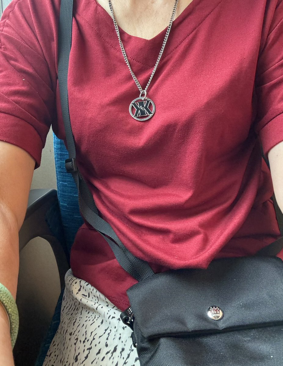 mieko_0818's tweet photo. 聖地広島に向かっています🚄
🕺😍💕💕
新幹線、私の車両は満席です🈵

本日は赤いシャツで、このバッグを
持っています
会場で見かけたら声かけてくださると嬉しいです
同志の皆様、よろしくお願いします😊🫶 https://t.co/MeMEXrD960