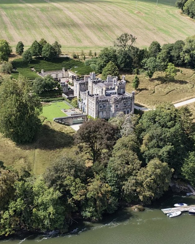 AlertaNews24's tweet photo. 🇮🇪 | Mark Zuckerberg compra un castillo gótico en Irlanda, construido alrededor de 1830 y que vale hasta 35 millones de dólares. https://t.co/HsxkEW0L9B