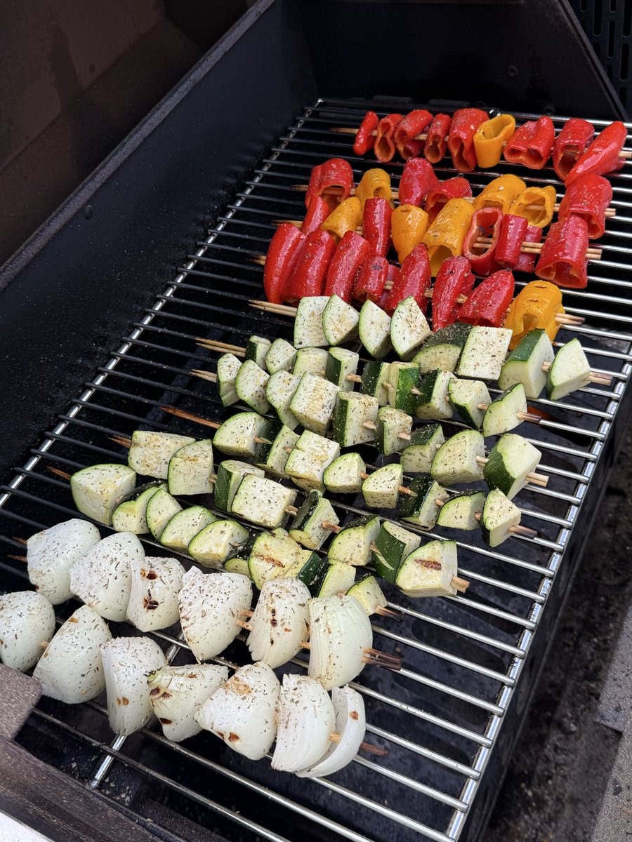 kevin_oakes3's tweet photo. @meathead I like to quarter the halves and then double skewer them. Pretty similar and easy. https://t.co/Deseb5vxHg