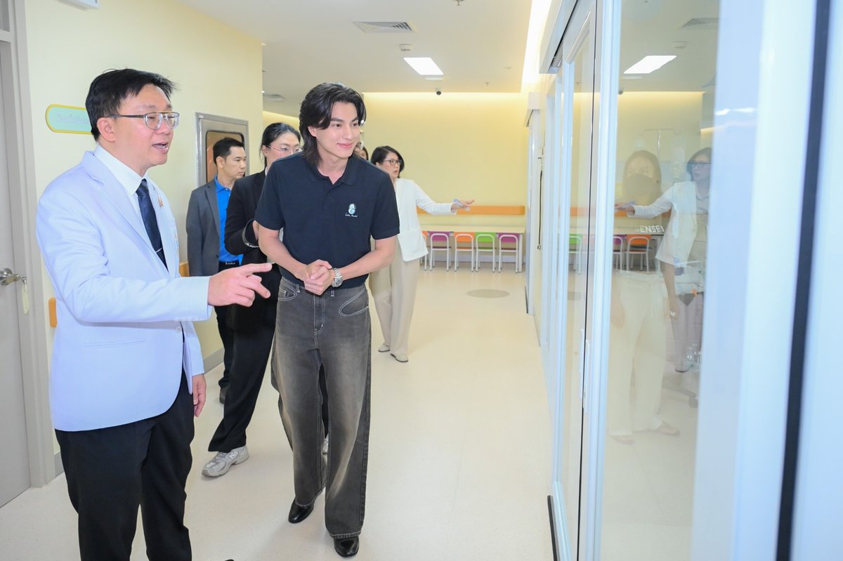 otpcnews's tweet photo. มูลนิธิโรงพยาบาลเด็ก ตอกย้ำความสำเร็จ “Little Miracle ปาฏิหาริย์แห่งชีวิต” กลัฟ คณาวุฒิ นำผู้บริจาคชม “ศูนย์ปลูกถ่ายไขกระดูกและสเตมเซลล์เด็ก” คืนชีวิตใหม่ให้ผู้ป่วยมะเร็ง ถวายเป็นพระราชกุศลสมเด็จพระบรมราชชนนีพันปีหลวง

#GulfKanawut  #กลัฟคณาวุฒิ
#LittleMiraclexGulf
#LittleMiracle
#มูลนิธิโรงพยาบาลเด็ก 

อ่านข่าวเพิ่มเติมได้ที่ https://t.co/mwX2SEtjfI