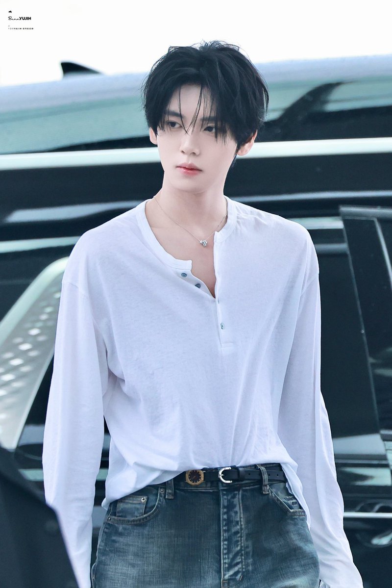 07hanpics's tweet photo. HAN YUJIN LOOKS SO UNBELIEVABLY PURE TODAY???HIS VIBE https://t.co/0d4JwnJQbS