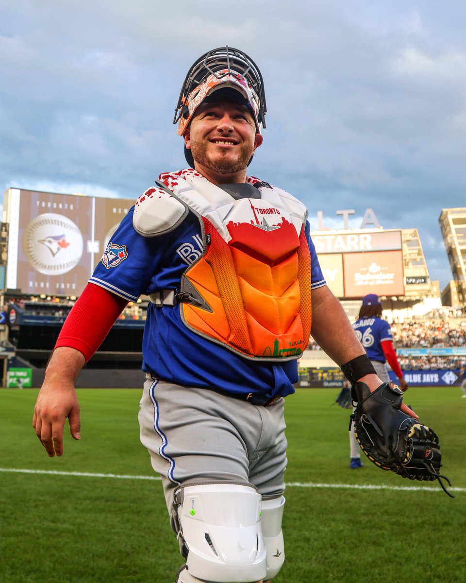 BlueJays's tweet photo. The Catcher for Canada’s Team 🇨🇦

Mexico Born and Raised 🇲🇽

Alejandro Kirk’s gear tonight features the Toronto skyline, the Maple Leaf, and his hometown of Tijuana! #PlayersWeekend https://t.co/nlNpLjRNVf