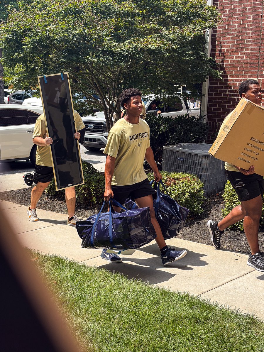 AUTrojansFB's tweet photo. Welcoming the new Trojans 💪

#AUthentic | #ChargeOn https://t.co/Z46sIReDXU
