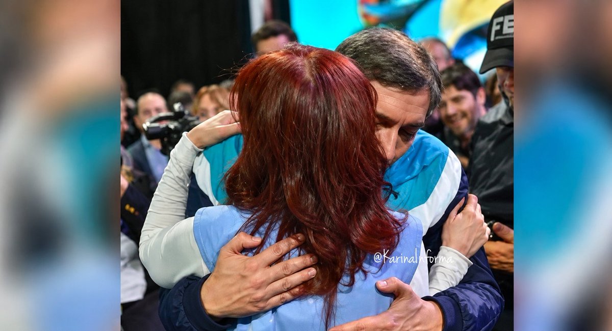 DIAZKARY's tweet photo. SOLO EL AMOR NOS SALVA

Amo cómo ama a su madre, cómo la defiende y cómo la acompaña. Y yo lo amo a él por ponerse al frente de su defensa cuando otros se corrieron y la dejaron sola.

Amo la fortaleza espiritual de ambos para sobrellevar toda la desgracia y miseria humana que los supo rodear y seguir. Amo la resiliencia y esa capacidad que no tenemos muchos de transmutar todo lo negativo en positivo y continuar más allá de todo.

Así como lo amé y lo amo a Néstor, y porque lo sigo amando, no puedo más que cuidarla a ella y acompañar, amar y defender a quienes lo hacen. En un mundo cada vez más oscuro, solo el amor nos salva.
El amor a la patria, el amor al proyecto, el amor a los nuestros.

El peronismo siempre supo darnos amor en forma de justicia social, soberanía política e independencia económica. Porque amar a alguien también es darle la libertad de elegir, de irse y de volver. Cuando hay gobiernos cipayos y entreguistas como el que estamos atravesando los argentinos y las argentinas, estamos de rodillas y en estado de sumisión, sin posibilidad de elegir nada en nuestras vidas.

Y sí, soy consciente de que repetí infinidad de veces la palabra amor, pero ante tantos sentimientos, emociones negativas, crueldad y odio que hay actualmente, yo les quiero dar amor, todo el necesario para contrarrestar tanto maltrato que venimos recibiendo todos.

Porque el peronismo también es eso: amar al prójimo como a uno mismo. Y porque nadie se realiza en una comunidad que no se realiza, para eso tenemos que acompañarnos, abrazarnos y no empujarnos. Porque nadie se salva solo. 

#argentina #CristinaLibre #Maximo
