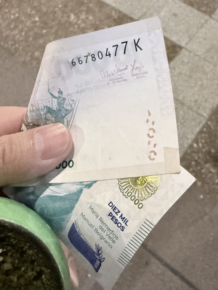 Mr_Corcuera's tweet photo. Compartí este billete que me encontré en la calle para que vos también tengas suerte. 😂😂😂 https://t.co/XEXzlutU0y