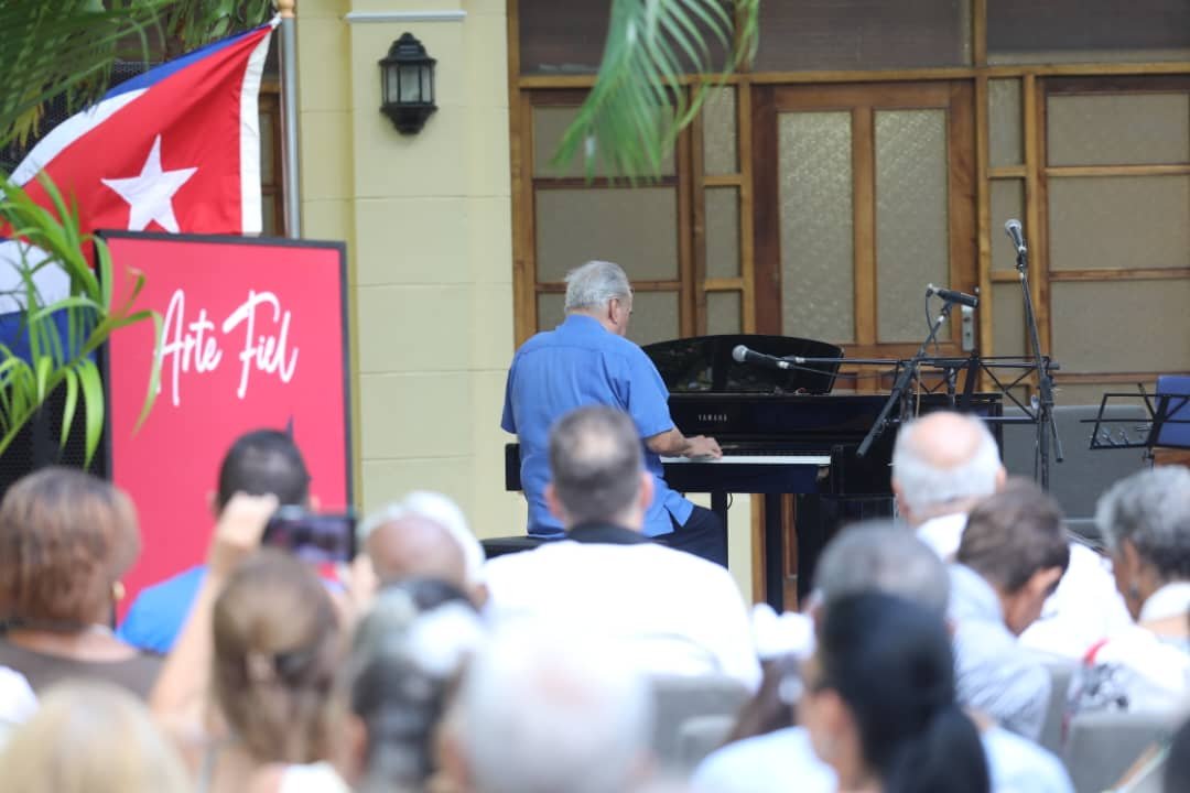 DrRobertoMOjeda's tweet photo. La UNEAC se acerca a sus 65 años y junto a @DiazCanelB participamos en el acto para conmemorar este acontecimiento. Han sido décadas de arte fiel a #Cuba, su identidad y nobles tradiciones. Seguir es la única alternativa: la Patria siempre necesitará de ustedes. #CubaEsCultura. https://t.co/RCkvpoy0Qu