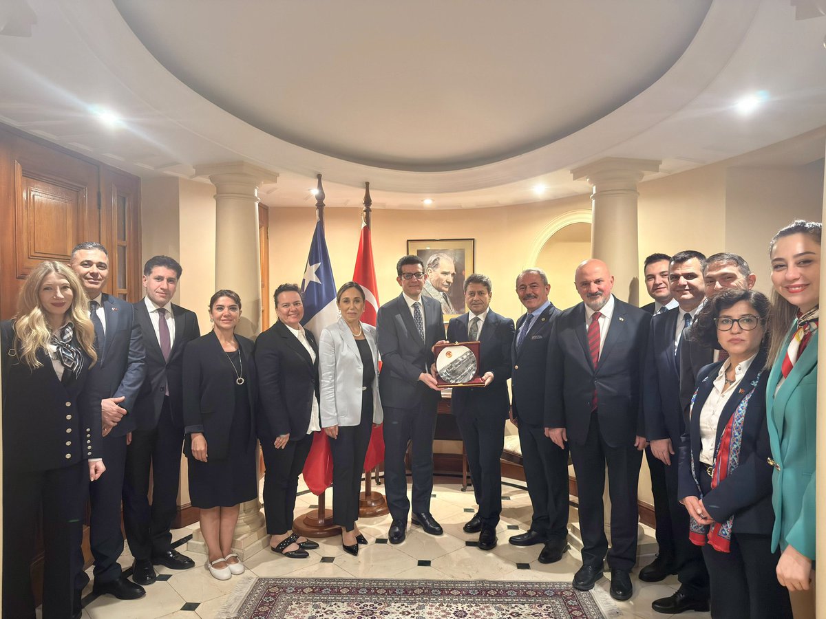 AliSahin501's tweet photo. TBMM PARLATİNO ve AND Grubu heyetimizle Şili’nin başkenti Santiago’dayız. 🇹🇷🇨🇱

Santiago Büyükelçiliğimizde Büyükelçimiz Sn. Ahmet İhsan Kızıltan ve kıymetli çalışma ekibiyle bir araya geldik.

Cumhurbaşkanımız Sn. Recep Tayyip Erdoğan’ın liderliğinde küresel vizyonumuz doğrultusunda Latin Amerika ile güçlenen bağlarımızı, yürüttüğümüz temasları ve Türkiye-Şili ilişkilerinin geleceğini kapsamlı şekilde değerlendirdik.

Nazik ev sahiplikleri ve yakın ilgileri için Sayın Büyükelçimize ve elçilik mensuplarımıza teşekkür ediyoruz.

#TBMM #PARLATİNO #Şili #Santiago #Türkiye
@TC_SantiagoBE @MFATurkiye