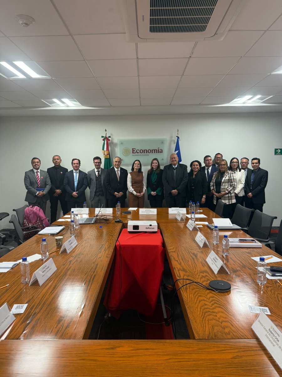 EmbaChileMX's tweet photo. En México, la Subsecretaria de Relaciones Económicas Internacionales de Chile, Paula Estévez, participó en la XVI Comisión de Libre Comercio, reunión que revisó la relación económica bilateral y en donde se abordaron iniciativas orientadas a fortalecer la integración comercial. https://t.co/J0YFSpDmjG