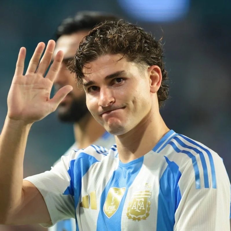 MercatoBlaugra's tweet photo. 🚨 GASTÓN EDUL : « JE NE PENSE PAS QUE JULIÁN RESTERA LONGTEMPS À L’ATLÉTICO » 

🗣️🚨 @gastonedul : « Ce qu’Hidalgo a fait ne me surprend pas vraiment, car Gil Marín s’en est pris aux personnes proches de Julián. Comme on dit en Argentine, il a renvoyé la balle dans leur camp.

Tout cela vient de ce qui s’est passé avant la Coupe du monde. Il y a eu une réunion entre Gil Marín et Julián et, à ce moment-là, sa position n’était pas inflexible. Il leur avait dit qu’il laisserait le mercato se développer et que, si une offre minimale acceptable arrivait, ils l’étudieraient. Mais ensuite, Gil Marín n’a même plus voulu négocier ou répondre aux offres du Barça.

Est-ce que ce qu’Hidalgo a fait ensuite peut changer quelque chose ? Je ne vois pas vraiment comment ces échanges peuvent aider les négociations, car la position de Gil Marín est inflexible. L’Atlético adopte une position différente avec le Barça. Ils sont ouverts à négocier avec Arsenal, mais pas avec Barcelone.

Le transfert vers Arsenal ne se fera pas pour des raisons personnelles concernant Julián et son entourage. Il n’avait pas prévu de retourner vivre en Angleterre.

Julián a dit non à Arsenal parce qu’il sait très clairement ce qu’il veut : rejoindre le FC Barcelone. Je ne veux pas être catégorique, car il reste encore quelques jours avant la fermeture du mercato et tout peut arriver, mais le désir de Julián est très clair.

Julián est convaincu que sa décision est de jouer pour Barcelone. Il est déterminé. Je ne sais pas ce qui va se passer maintenant, mais même s’il reste à l’Atlético, lors du mercato hivernal… Julián à Barcelone est une possibilité qui reste plus que jamais d’actualité. Je ne pense pas que Julián restera à l’Atlético sur le long terme. 🚨

Cette situation ne profite à personne : ni à Julián, ni au Barça, ni à l’Atlético. Elle ne profite même pas à l’Atlético, puisqu’ils garderaient un joueur qui souhaite quitter le club. »