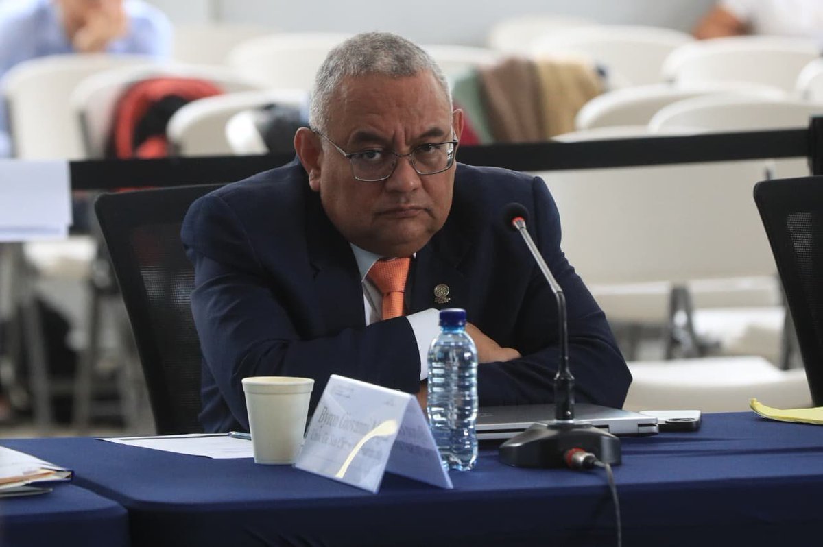 iridesarr25's tweet photo. Viejo putrefacto mañoso corrupto no entregó el teléfono como estaba establecido... Gente como ese asqueroso no deberían estar en ninguna postuladora... Es más las postuladoras a LA MIERDA! https://t.co/5nYSIiOCoC