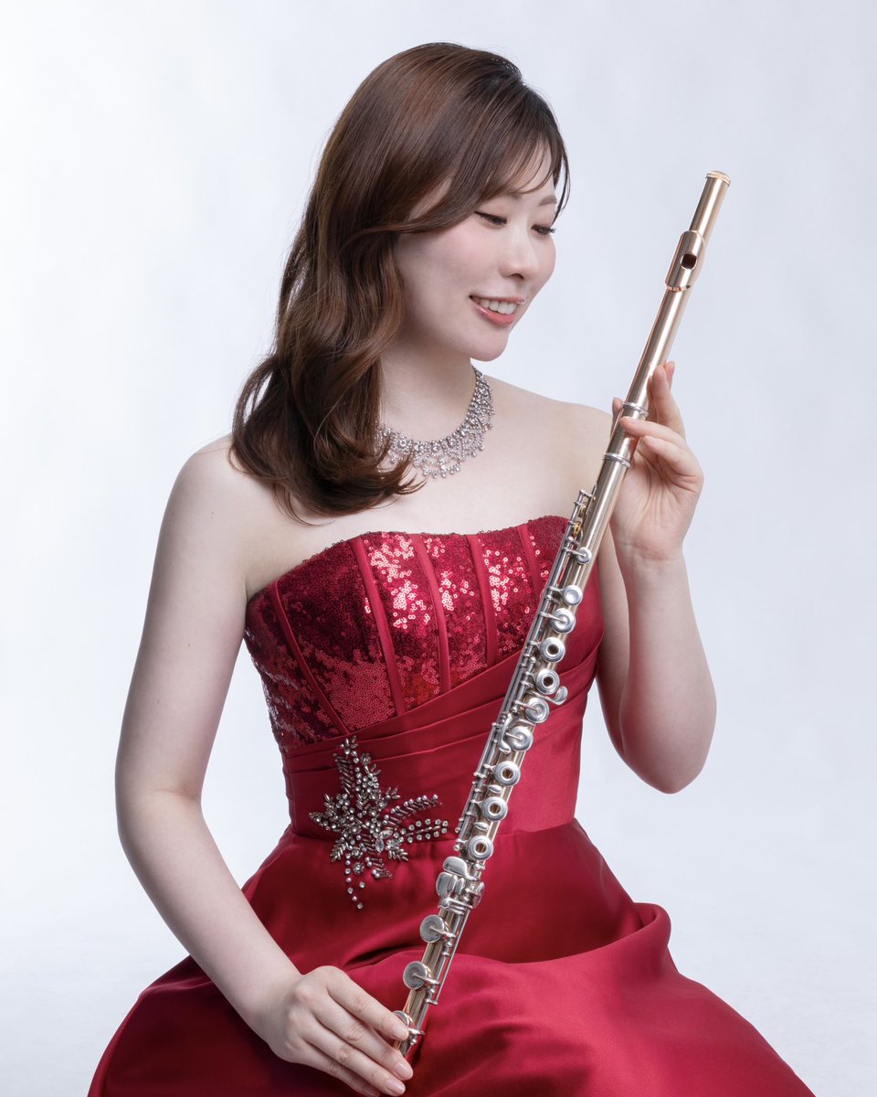 reiko_flute's tweet photo. New📸✨
2年ぶりに、プロフィール写真を更新しました。

📸 Photo: @jun16matsuo 
💄 Hair &amp; Makeup: ayumi 
👗 Dress: Tweed Dress
🪈 Flute: Muramatsu Flute

これからも、必要なところへ音楽を届けていける人でありたいと思っています。

今後とも何卒よろしくお願いいたします🕊️✨ https://t.co/lLrmBPTsfZ