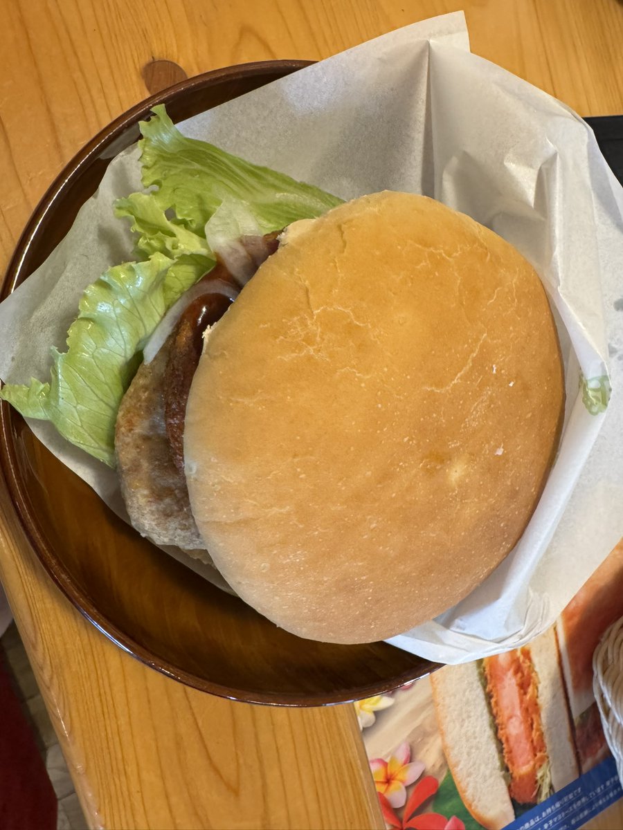 RAIONGARURU's tweet photo. コメダのロコモコバーガー！！

でけぇぇ…そうだ…コメダはデカイんだった… https://t.co/q6dZOFqH4w
