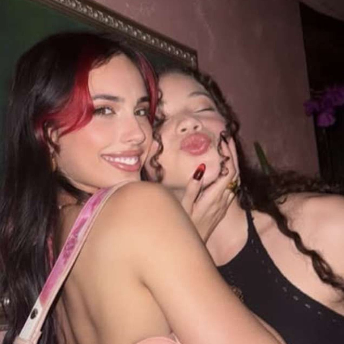 kentzsuper's tweet photo. ♤ switched | uma au #glassheart onde ♠︎

um ato irresponsável leva red a usar o pocket watch mais uma vez, causando uma mudança no espaço tempo tão absurda que destruiu o relógio. agora, red precisava se acostumar com a nova vida e a ausência da sua melhor amiga e namorada, ++ https://t.co/eKTxtecMHl