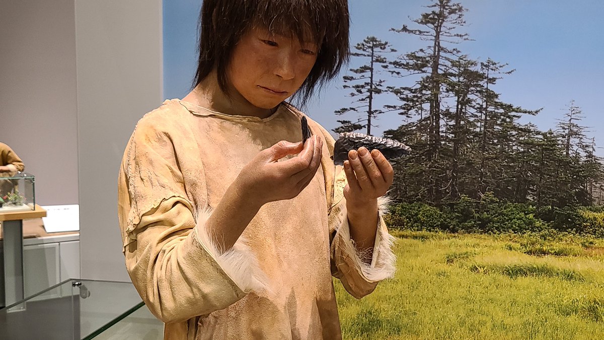 gakkyu_radio's tweet photo. 「作ってる最中に真っ二つに割ってしまった石器」が国立歴史民俗博物館に展示されているんですが
こんな感じのテンションでやってたんだろうなと想像できて
割りすぎてしまったシーンすら感動があった

（れ） https://t.co/RJO7NMugfB