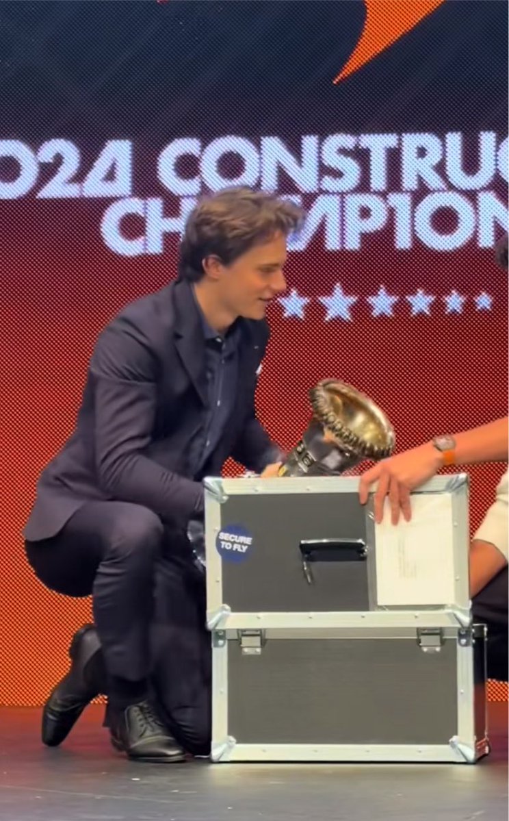 goldenln4's tweet photo. i’m still at the restaurant 😋 https://t.co/GI4mg6AnZd