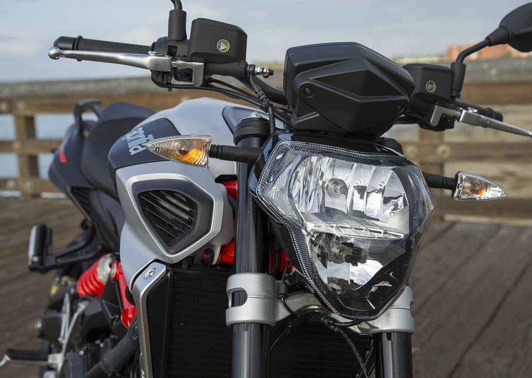 bellgregory6068's tweet photo. 2018 Aprilia Shiver 900

A long-awaited upgrade to the 2008 Shiver. Its 896cc engine offers Sport, Rain, and Tour modes, plus ABS, traction control, and a slipper clutch. A powerful yet more beginner-friendly naked bike for $9, 400. Ride safe! https://t.co/3JtFk4Pyhx