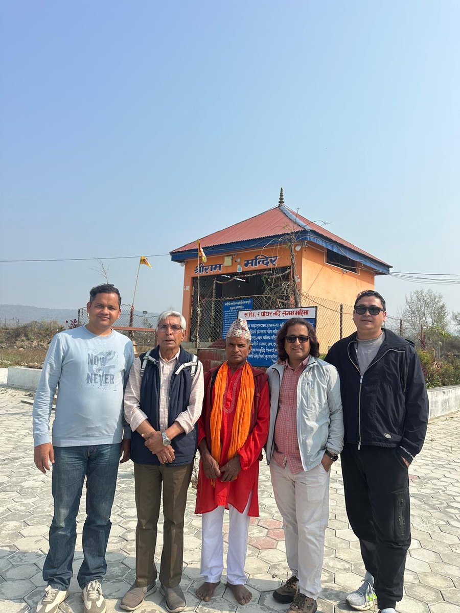 belakoboli's tweet photo. ओल्बा आविष्कृत ठाेरीका गाेर्खे रामकाे मन्दिर पनि हेरियाे!
गेरू वस्त्रमा मिस्टर पुजारी। https://t.co/VcDJ9kKg9H