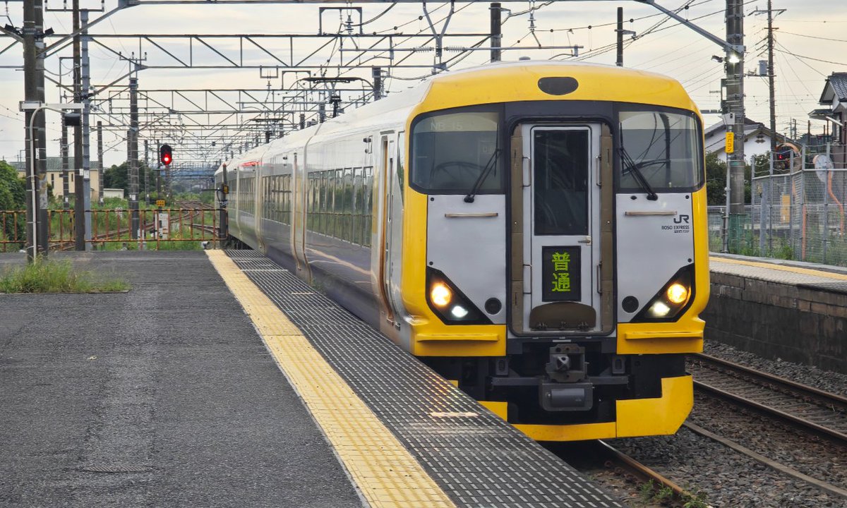japantrain205's tweet photo. 外房線 E257系 NB-15 普通 安房鴨川行き
豪雨災害の影響で普通列車としてE257が本納発安房鴨川行きを代走しました。突然の特急車登場に誰もが驚きでした。 https://t.co/mcCYqTW84L