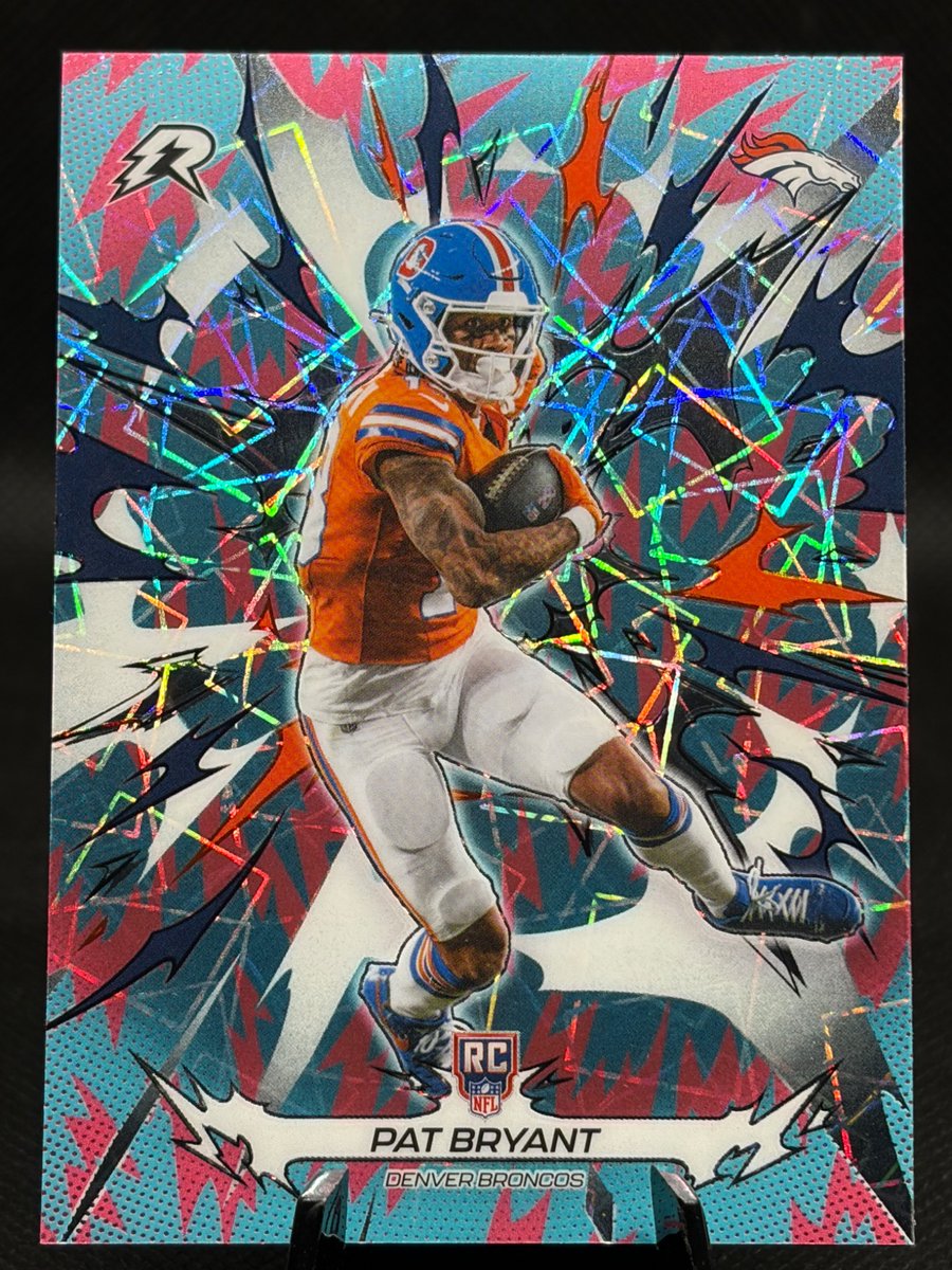 TheAskRawr's tweet photo. 🐴 NEW RAWR DROP

20-card Denver Broncos Hit Collection.

🔥 3 Autos
🔥 RJ Harvey RC Auto /150
🔥 Dennis Smith Preeminent Ink Auto /100
🔥 Jahdae Barron RC Auto
🔥 Numbered Harvey, Barron & Waddle
🔥 Bo Nix • John Elway • Courtland Sutton + more

Past. Present. Future. One Broncos collection.
Available now on eBay 👇

https://t.co/06iwd1FxiE

#BroncosCountry #BoNix #JohnElway #NFL