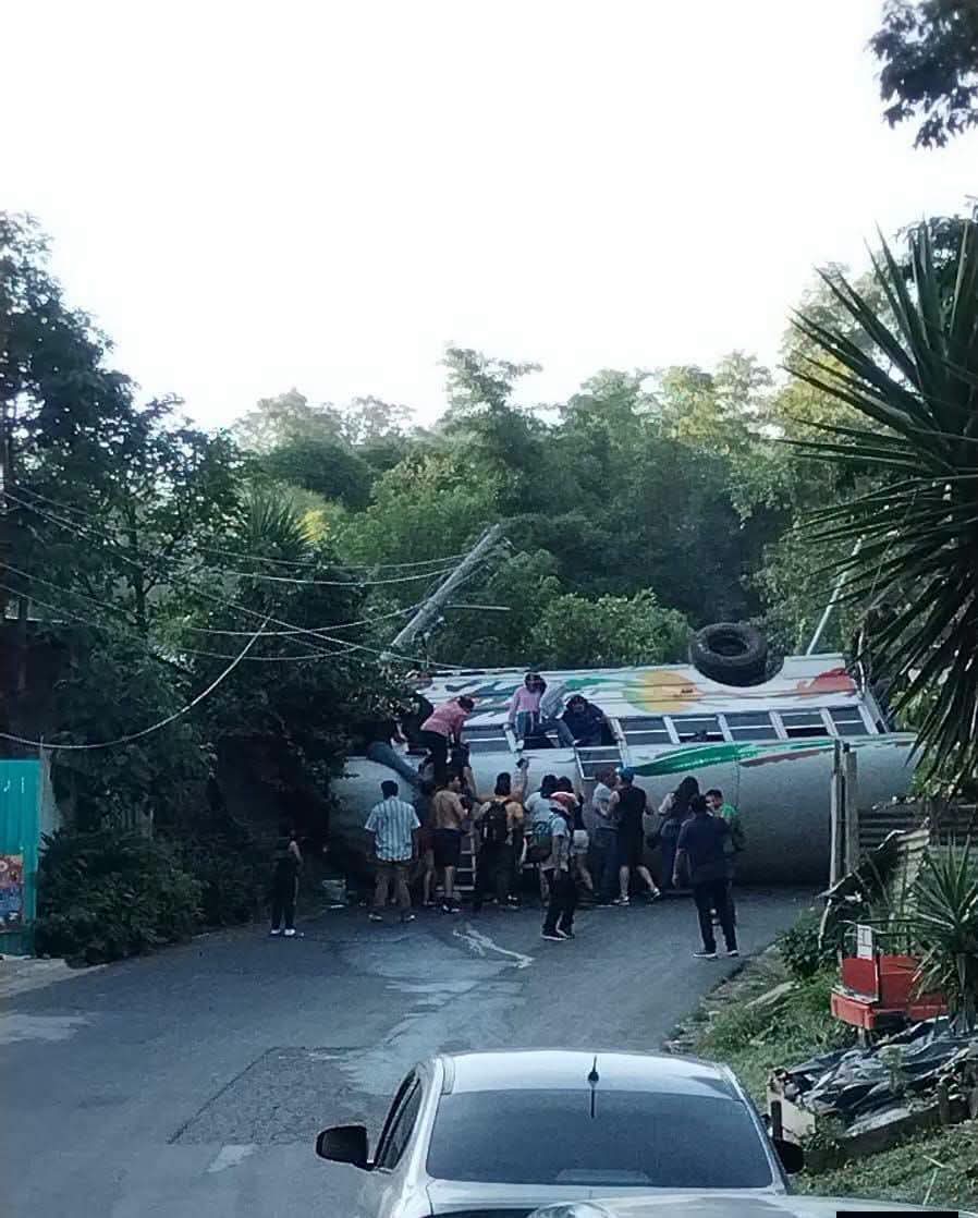 teledos_tcs's tweet photo. #TL2 | 🚨EN DESARROLLO🚨
Se reporta un aparatoso accidente en las cercanías de Comasagua, donde un autobús volcó y también resultaron dañados un vehículo y un poste del tendido eléctrico.
Al menos 10 personas han sido reportadas como lesionadas.
Las autoridades ya se encuentran en la zona atendiendo la emergencia.
Le ampliaremos en breve.
Vía: Comandos de Salvamento. #EnDesarrollo