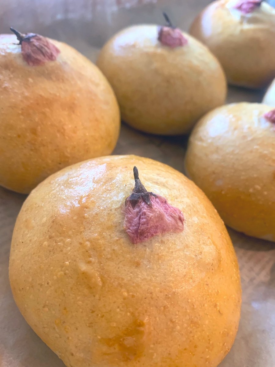 RainbowBreadDay's tweet photo. 焼きたてパン並んでます✨

🌾まる粒ライ麦パン 🍞食パン（全粒粉入り） 🧈塩パン（グラスフェッドバター使用） 🍡白玉あんぱん 🌸メロンパン

地元名栗のお野菜もあります🥬🥔🍆✨

本日もお待ちしております☺️

#飯能 #名栗 #ベーカリー #パン屋 #天然酵母パン https://t.co/ikxUaG5hZ8