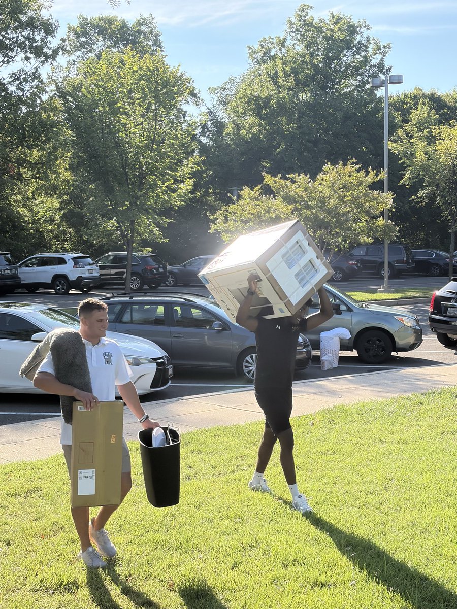 UMBC_MLax's tweet photo. Move-In Day for our freshmen. 

Welcome home, Retrievers!
#RetrieverNation | #GoDawgs https://t.co/HNfPC5ArJU
