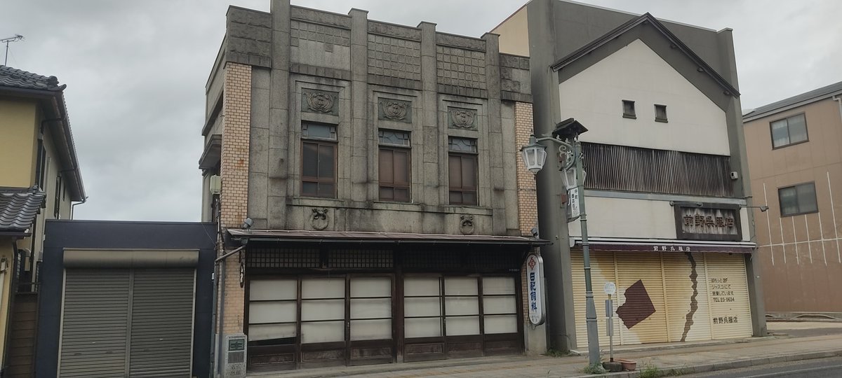 BeyondtheNwsir's tweet photo. In Ishioka, Ibaraki, time stands still along the old highway. Discover "Kanban Kenchiku" (billboard architecture)—traditional townhouses disguised with retro Western facades. These vintage 1930s shopfronts radiate pure Japanese nostalgia!

#Ibaraki #KanbanKenchiku #RuralJapan https://t.co/VGjiqsUjEY