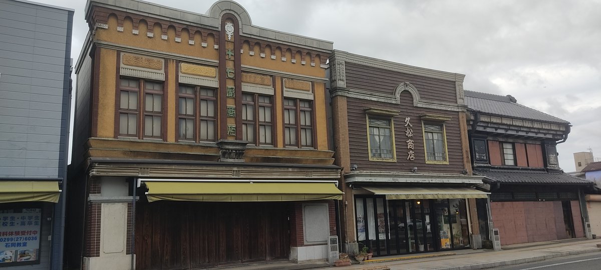 BeyondtheNwsir's tweet photo. In Ishioka, Ibaraki, time stands still along the old highway. Discover "Kanban Kenchiku" (billboard architecture)—traditional townhouses disguised with retro Western facades. These vintage 1930s shopfronts radiate pure Japanese nostalgia!

#Ibaraki #KanbanKenchiku #RuralJapan https://t.co/VGjiqsUjEY