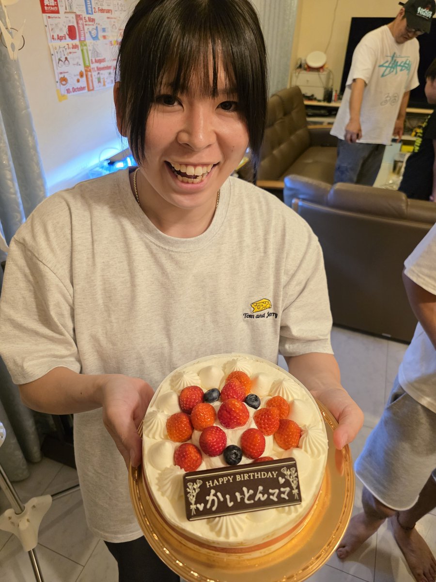 kaitonton1115's tweet photo. 昨日はフラベイにおっぷ参上‼️→我が家へ🏠
ぴそさんと子供達は習い事→我が家🏠
私は焼き肉→我が家🏠

集合夜の10時(笑)
大阪土産と、誕生日ケーキ、プレゼント持って来てくれたぁぁぁ😭

嬉しすぎる‼️
10時過ぎだけど、皆で美味しくいただきました🎂

ぴそさん、おっぷさんありがとう🫶 https://t.co/0Kv8sk3YsX