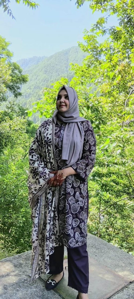 SaddiaMazhar's tweet photo. راولپنڈی کی دو ہنا،  جنہیں عورت ہونے کی سزا دی گئ۔ 
پہلی نے شوہر کے ظلم سے بھاگ کر لاہور پناہ لی ، والد حلف نامہ لکھ کر بیٹی واپس لایا اور مار دیا۔۔۔
دوسری کو پڑھے لکھے شوہر نے تشدد کر کے مار دیا۔۔

ماں لیجئے اس معاشرے میں عورت جاہل ہو سکتی ہے ، اس سے لہسن ادرک کی بو بھی ا سکتی ہے۔۔۔۔

لیکن وہ اتنی گھٹیا نہیں ہوتی کہ تین تین سال کے بچوں کا ریپ کر دے یا غیرت کے نام پر بھائ،  باپ یا بیٹے قتل کر دے۔

دعا کیجئے اس پرتشدد گمراہ معاشرے پر قدرت اپنا کچھ رحم و کرم کر دے ورنہ یہ گھٹن رشتوں اور چار دیواری کے تقدس کو تباہ کر دے گی۔