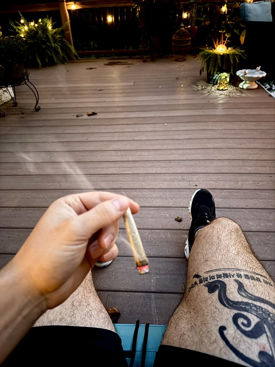 destroysystemz's tweet photo. your gf should lick my tentacles while i 
sm💨ke ☺️ you cna rub my feet 🤪

#cuckolding #Daddy #findom #drain #alpha #smokingfetish #cannafetish #stonerfetish #stonerporn #king https://t.co/wD4RQXYYvj