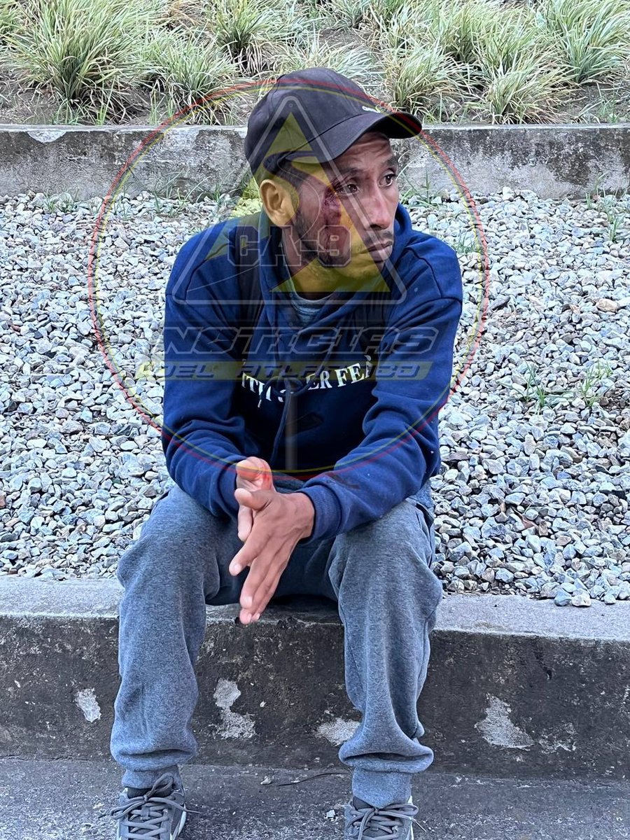 Noti_Atlantico's tweet photo. 🔴 #AlertaGT | 🐀🚨 Ladrón fue capturado cuando pretendía robar un celular a una persona que iba en su vehículo en la #Zona4 capitalina.  

Informan que cómplice huyó del lugar. 

#Delincuente #capturasGT #Ladrón https://t.co/isMR9srRAO