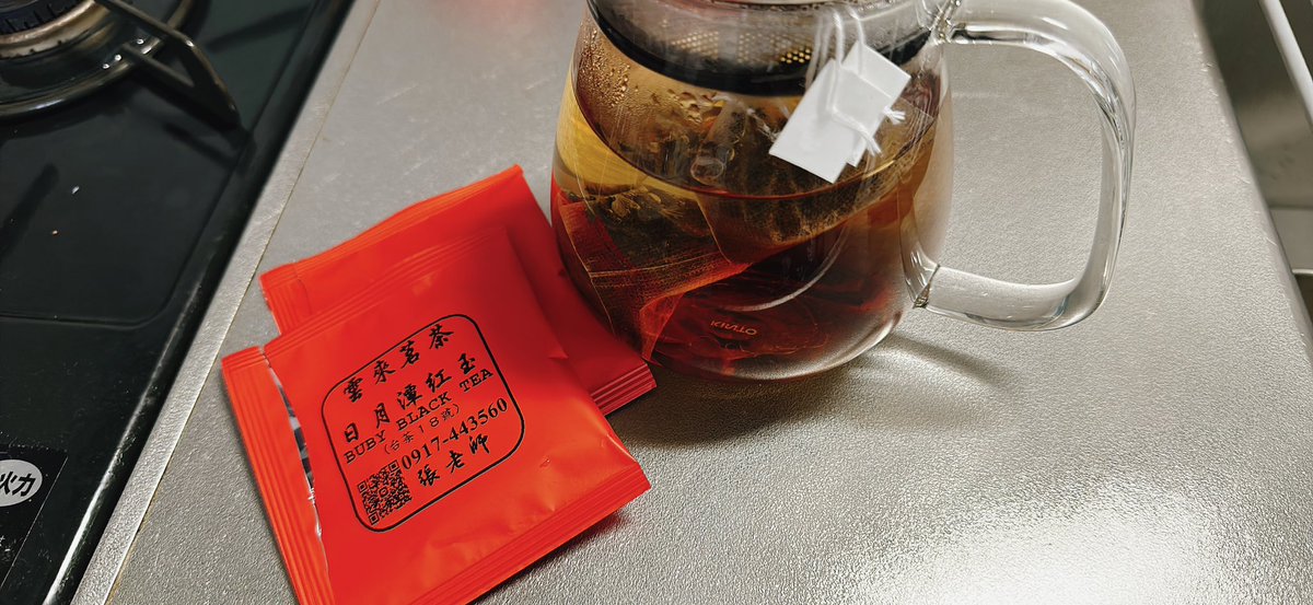 Tomo_Arase's tweet photo. 道の駅で買った草餅(こし餡入り、素甘)、かぼちゃ饅頭。
一晩おいてもモチモチで美味しい草餅に、素朴で懐かしいかぼちゃ饅頭。
美味しい。

去年買ってずーーーーーっと寝かしていた日月潭紅茶と。 https://t.co/GtYV0mmLjv
