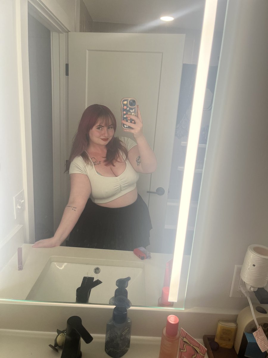 lizjoyLIVE's tweet photo. live on da purple app! time for some bg3!!!!! with wine &amp; friends lol 

get in here >:) https://t.co/S7UfC1roez
