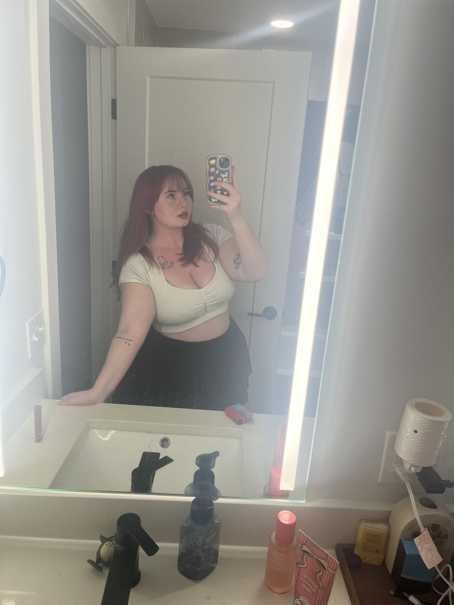 lizjoyLIVE's tweet photo. live on da purple app! time for some bg3!!!!! with wine &amp; friends lol 

get in here >:) https://t.co/S7UfC1roez