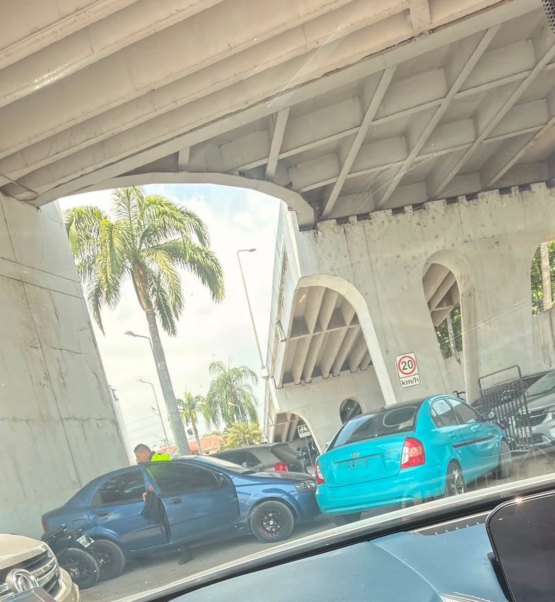 samboalerta's tweet photo. El CIS o más conocido como ECU 911 en Samborondón es el parqueadero oficial de estos vigilantes CTE con carros sin placas y vidrios oscuros. Dizque son los llamados a cumplir la ley y ponen el mal ejemplo… https://t.co/j0HZxP4Ngo