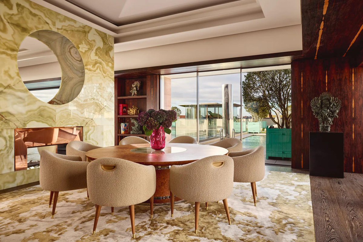 kendallsjbrs's tweet photo. The suite offers stunning views over London, and according to a source cited by the publication, Jacob chose the space to create a special experience for the model during her time in the city. The gesture was reportedly intended to be romantic, allowing her to enjoy the stars. https://t.co/NJCEdcotr5