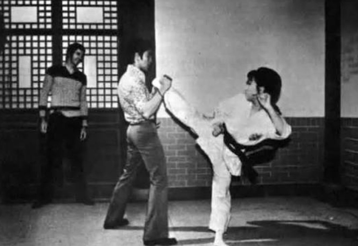 bruceleedragon1's tweet photo. Happy Birthday🎊Angela Mao! Bruce Lee. Angela Mao. Bob Wall. Chuck Norris. 📸On Set of Angela Mao’s New Movie🎥"Lady Kung-Fu/Hapkido"in 1972! They Boys took a Break from Filming🎥”The Way Of The Dragon"(1972). #BruceLee #AngelaMao #BobWall #ChuckNorris #LadyKingFu #Hapkido https://t.co/Wbl8GadatJ