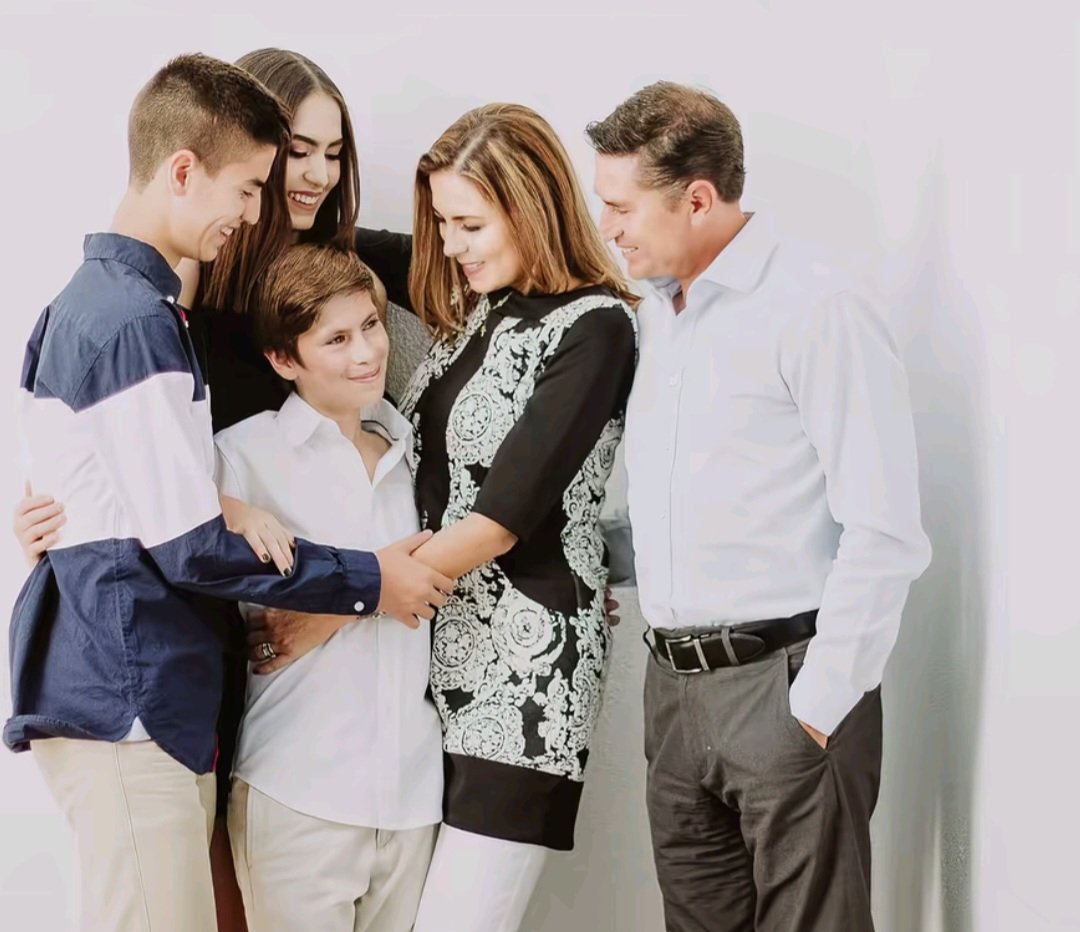 aliax40's tweet photo. Sin duda, esta imagen demuestra lo mucho que Hormi es amado por su familia. 😭🫶 https://t.co/tq4Jxq9HS8