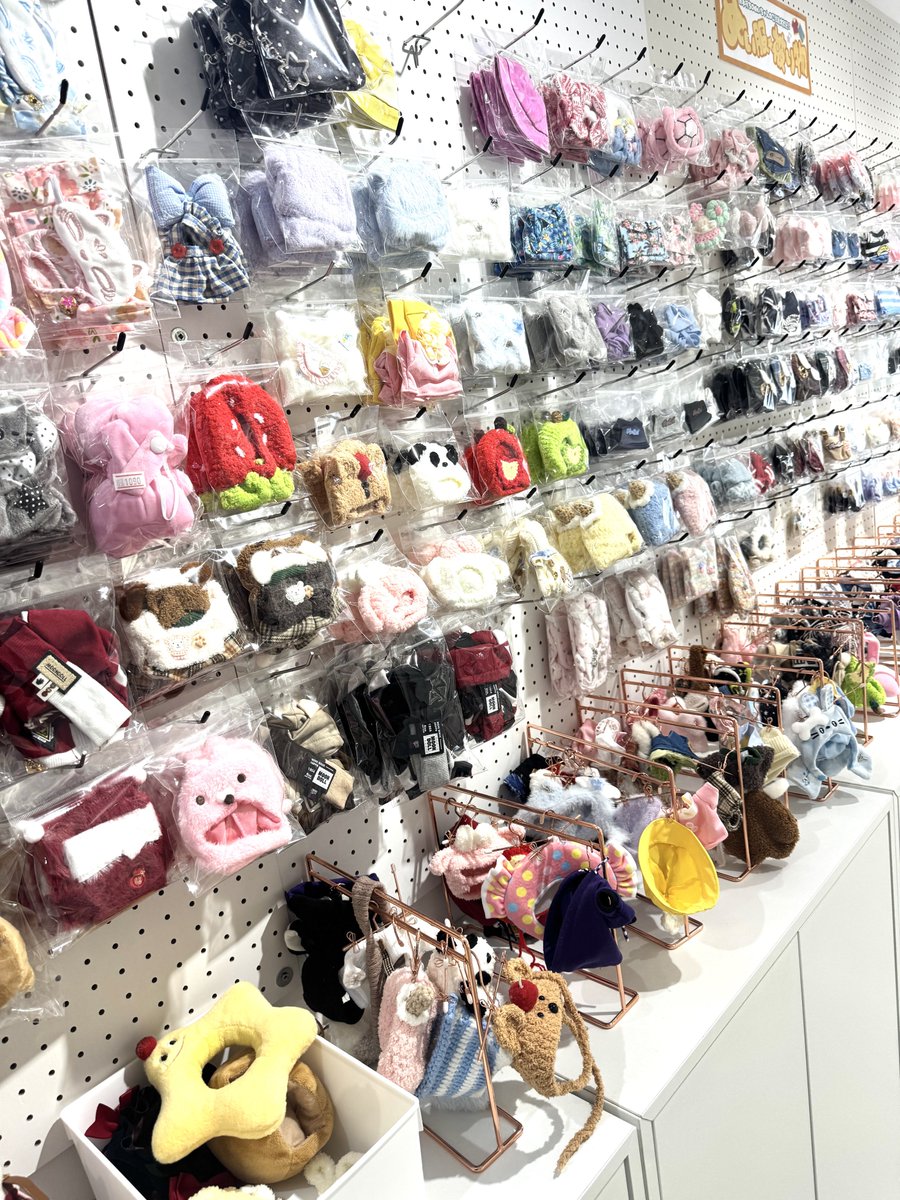 POPJAM_s2's tweet photo. ぬい服だけ買って終わり、じゃありません🧸🎀

服を選んで、
リボンやバッグ、小物まで合わせて、
“うちの子だけのコーデ”を作れます✨

しかも、ぬい服は何着でも試着OK◎

写真で見るだけでは分からない
「この子に似合う！」を、
お店で実際に見つけてください🫶

📍POP JAM鶴橋店
大阪市生野区桃谷2-9-14

#ぬい活 #ぬい服 #大阪推し活