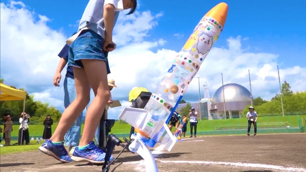 rocket_EE_okada's tweet photo. 三重県松阪市で毎年開催されております、ペットボトルロケット大会🚀✨

「ペットボトルを飛ばして何が楽しいんですの？」ですって？

おーっほっほっほ！
ただ飛ばすだけではございませんのよ！！

科学技術への興味を育み、仲間と未知なる課題に挑み、試行錯誤しながら課題を解決する――。

さらに、ペットボトルロケットの製作を通して「プログラミング的思考」を養い、大会では参加者同士の交流まで深めますの！✨

つまりこれは……

小学生による、小さなロケット開発プロジェクトですわ！！🚀

未来の技術者・研究者が、ここから生まれるかもしれませんわね。

おーっほっほっほ！
ペットボトル一本から、未来へ飛び立つんですのよ！！🚀✨