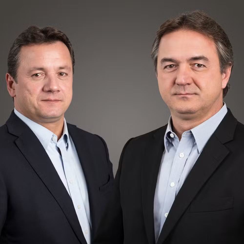 sputnik_brasil's tweet photo. 🛡️💰 Irmãos Batista assumem controle da Avibras, gigante brasileira do setor de defesa

🚀 Os irmãos Joesley e Wesley Batista compraram nesta sexta-feira (21) 100% da Avibras, uma das empresas mais estratégicas da indústria de defesa brasileira e responsável pelo sistema de foguetes Astros.

🏭 A aquisição foi feita pela Globe, empresa de investimentos dos empresários. Em recuperação judicial desde 2022, a Avibras tenta retomar a produção e preservar sua capacidade tecnológica, enquanto a operação ainda depende do aval do Conselho Administrativo de Defesa Econômica (Cade).

📄 A Avibras é responsável pelo sistema de foguetes Astros, um dos principais equipamentos da artilharia brasileira, exportado para países como Indonésia e Malásia. A empresa entrou em recuperação judicial com dívidas de R$ 394 milhões e tenta retomar a produção após anos de crise.