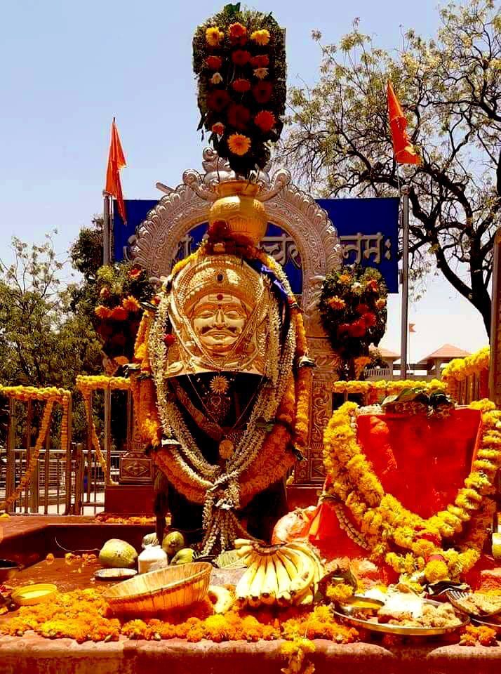 Rakesh76634503's tweet photo. 💐🙏ॐ श्री शं शनिश्चराय नमः🙏💐
🌺शनि वज्रपञ्जर कवचम्🌺
#शुभ_प्रभात_वंदन #शुभ_शनिवार_दिवस
#जय_श्री_राम #जय_बजरंगबली
नीलाम्बरो नीलवपुः किरीटी
गृध्रस्थितास्त्रकरो धनुष्मान् ।
चतुर्भुजः सूर्यसुतः प्रसन्नः
सदा ममस्याद्वरदः प्रशान्तः ॥
ब्रह्मा उवाच ।
शृणुध्वं ऋषयः सर्वे शनि पीडाहरं महत् ।
कवचं शनिराजस्य सौरैरिदमनुत्तमम् ॥
कवचं देवतावासं वज्र पञ्जर संङ्गकम् ।
शनैश्चर प्रीतिकरं सर्वसौभाग्यदायकम् ॥
अथ श्री शनि वज्र पञ्जर कवचम् ।
ॐ श्री शनैश्चरः पातु भालं मे सूर्यनन्दनः ।
नेत्रे छायात्मजः पातु पातु कर्णौ यमानुजः ॥ 1 ॥
नासां वैवस्वतः पातु मुखं मे भास्करः सदा ।
स्निग्धकण्ठश्च मे कण्ठं भुजौ पातु महाभुजः ॥ 2 ॥
स्कन्धौ पातु शनिश्चैव करौ पातु शुभप्रदः ।
वक्षः पातु यमभ्राता कुक्षिं पात्वसितस्तथा ॥ 3 ॥
नाभिं ग्रहपतिः पातु मन्दः पातु कटिं तथा ।
ऊरू ममान्तकः पातु यमो जानुयुगं तथा ॥ 4 ॥
पादौ मन्दगतिः पातु सर्वाङ्गं पातु पिप्पलः ।
अङ्गोपाङ्गानि सर्वाणि रक्षेन् मे सूर्यनन्दनः ॥ 5 ॥
फलश्रुतिः
इत्येतत्कवचम् दिव्यं पठेत्सूर्यसुतस्य यः ।
न तस्य जायते पीडा प्रीतो भवति सूर्यजः ॥
व्ययजन्मद्वितीयस्थो मृत्युस्थानगतोपिवा ।
कलत्रस्थो गतोवापि सुप्रीतस्तु सदा शनिः ॥
अष्टमस्थो सूर्यसुते व्यये जन्मद्वितीयगे ।
कवचं पठते नित्यं न पीडा जायते क्वचित् ॥
इत्येतत्कवचं दिव्यं सौरेर्यन्निर्मितं पुरा ।
द्वादशाष्टमजन्मस्थदोषान्नाशयते सदा ।
जन्मलग्नस्थितान् दोषान् सर्वान्नाशयते प्रभुः ॥
इति श्री ब्रह्माण्डपुराणे ब्रह्मनारदसंवादे शनिवज्रपञ्जर कवचं सम्पूर्णम् ॥