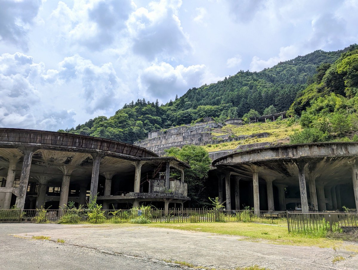 8atyvv's tweet photo. 静かに佇む産業遺構
「神子畑選鉱場跡」①②③
800年頃　鉱山として開拓
15世紀頃　銀の採鉱
閉山後大正8年
運ばれてきた亜鉛・銅・錫の選鉱場へ
東洋一の規模と生産量を誇り
24時間稼働の電灯輝く姿は不夜城と呼ばれた

神子畑鉱山と生野鉱山を結ぶ鉱石の道
「神子畑鋳鉄橋」④
全て鋳鉄製は日本最古 https://t.co/fvmGWb9d4G